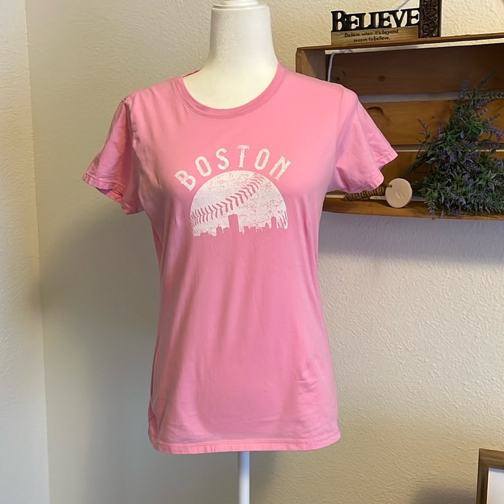 Pink Boston T-shirt Size Small